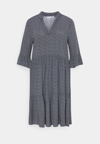 Mörkblå klänning med V-ringning, trekvartsärmar och lager av volanger i fållen. Har ett strukturerat mönster över hela. Lättviktsmaterial.