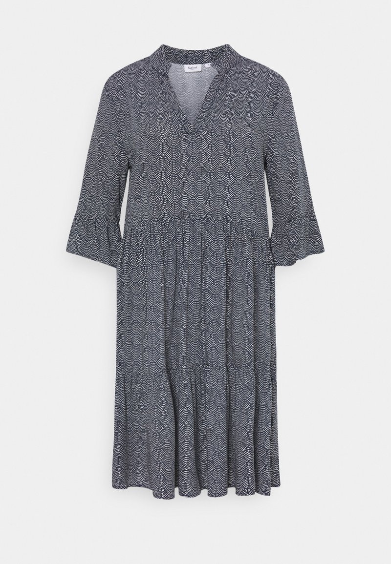 Mörkblå klänning med V-ringning, trekvartsärmar och lager av volanger i fållen. Har ett strukturerat mönster över hela. Lättviktsmaterial.