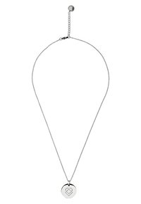 Zilveren pendant ketting met een cirkelvormige hanger met een hartontwerp, hangend aan een delicate ketting met een verstelbare sluiting.