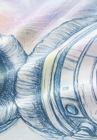 Ilustrație cu o cască de astronaut detaliată, cu formă circulară, accente metalice și un design texturat albastru și alb pe un fundal din material textil moale.