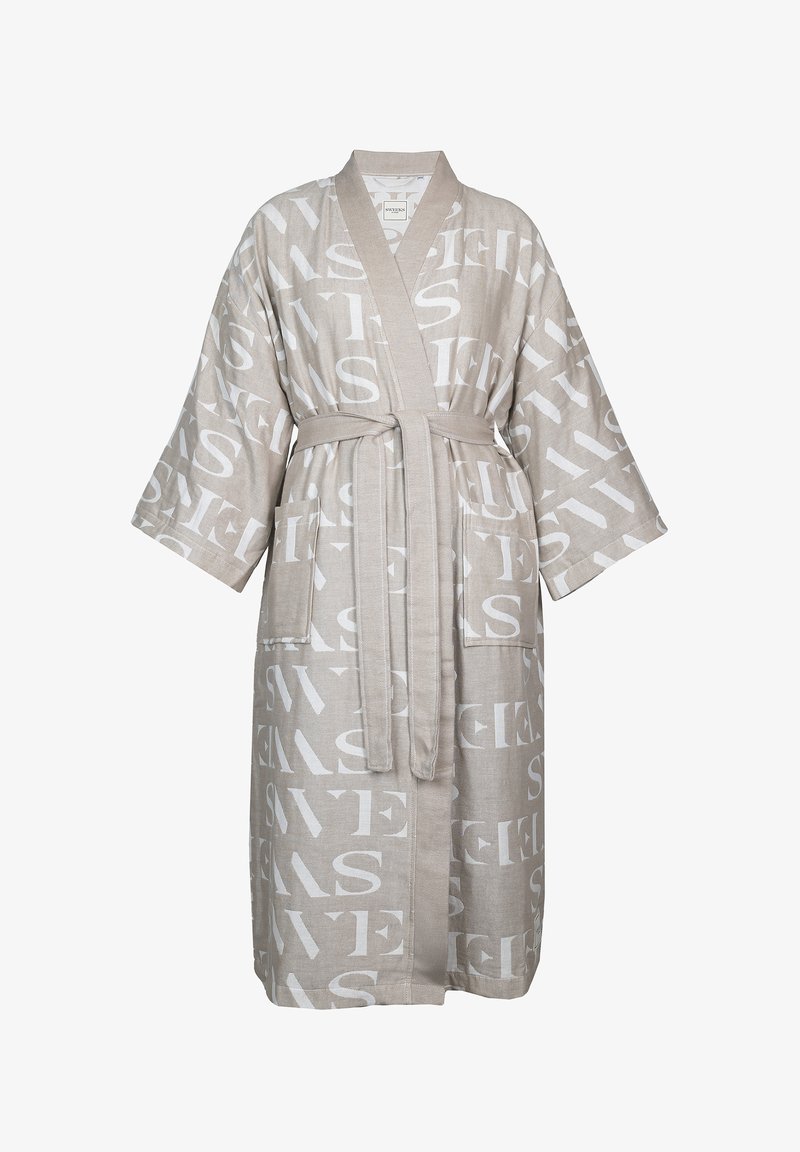 Robe de style kimono beige ornée de motifs textuels blancs surdimensionnés, taille ceinturée, manches courtes et poches latérales. Tissu doux avec une finition texturée.