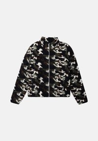 Fleecejakke med camouflage mønster i sort, hvid og nuancer af grøn. Designet inkluderer en høj krave og lynlåslukning foran.