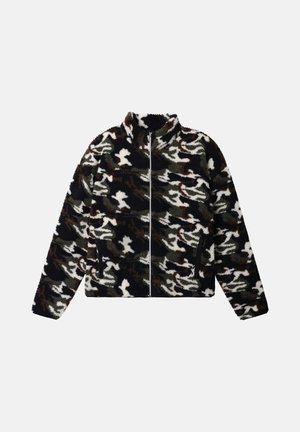 Fleece jas met een camouflagepatroon in zwart, wit en tinten groen. Het ontwerp omvat een hoge kraag en een ritssluiting aan de voorkant.
