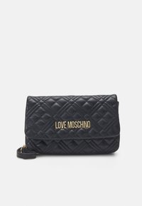 Quiltad svart läderclutch med en vikbar klaff, som har en guldfärgad "LOVE MOSCHINO"-logotyp, justerbar rem och diamantmönstrad textur.
