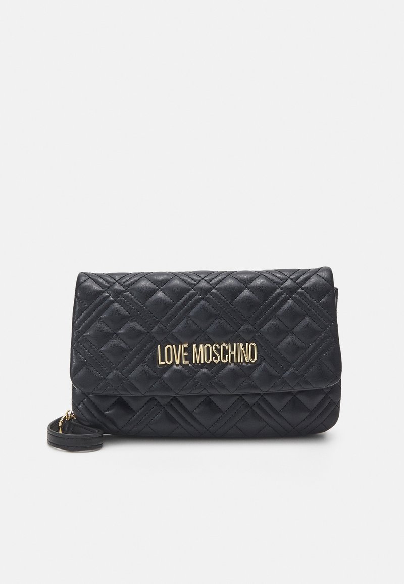 Quiltad svart läderclutch med en vikbar klaff, som har en guldfärgad "LOVE MOSCHINO"-logotyp, justerbar rem och diamantmönstrad textur.