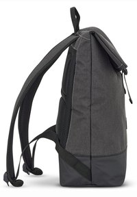Mochila de tela gris con fondo negro, correas ajustables forradas de malla, una tapa superior y cierre con cordón. Presenta un diseño aerodinámico.