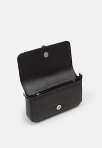 Černá obdélníková psaníčko s texturovaným povrchem, magnetickým uzávěrem, vnitřní kapsou na zip a nastavitelným ramenním popruhem.