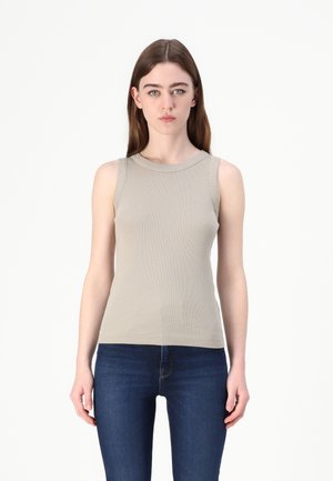 Beige mouwloze ribben top met een ronde halslijn, zachte textuur, getailleerd ontwerp, gecombineerd met donkerblauwe jeans.