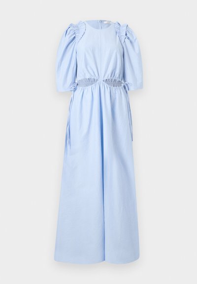Rochie din bumbac de culoare albastru deschis, cu sleeve pufoase, talie elastică și accente volă. Prezintă o siluetă dreaptă, de lungime până la gleznă.