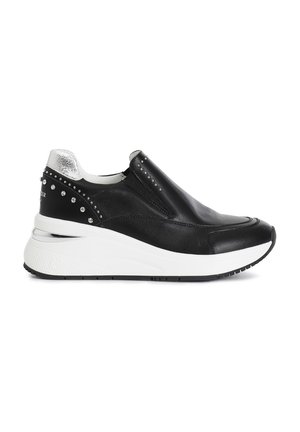Schwarzer Leder-Slipper mit silbernem Akzent an der Ferse, mit Nietenverzierung entlang der Seite und einer weißen Wedge-Sohle. Texturierten Gummisohle.
