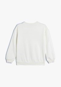 Sudadera blanca con cuello redondeado, mangas largas y puños de canalé. Textura suave con costuras mínimas y sin patrones visibles.
