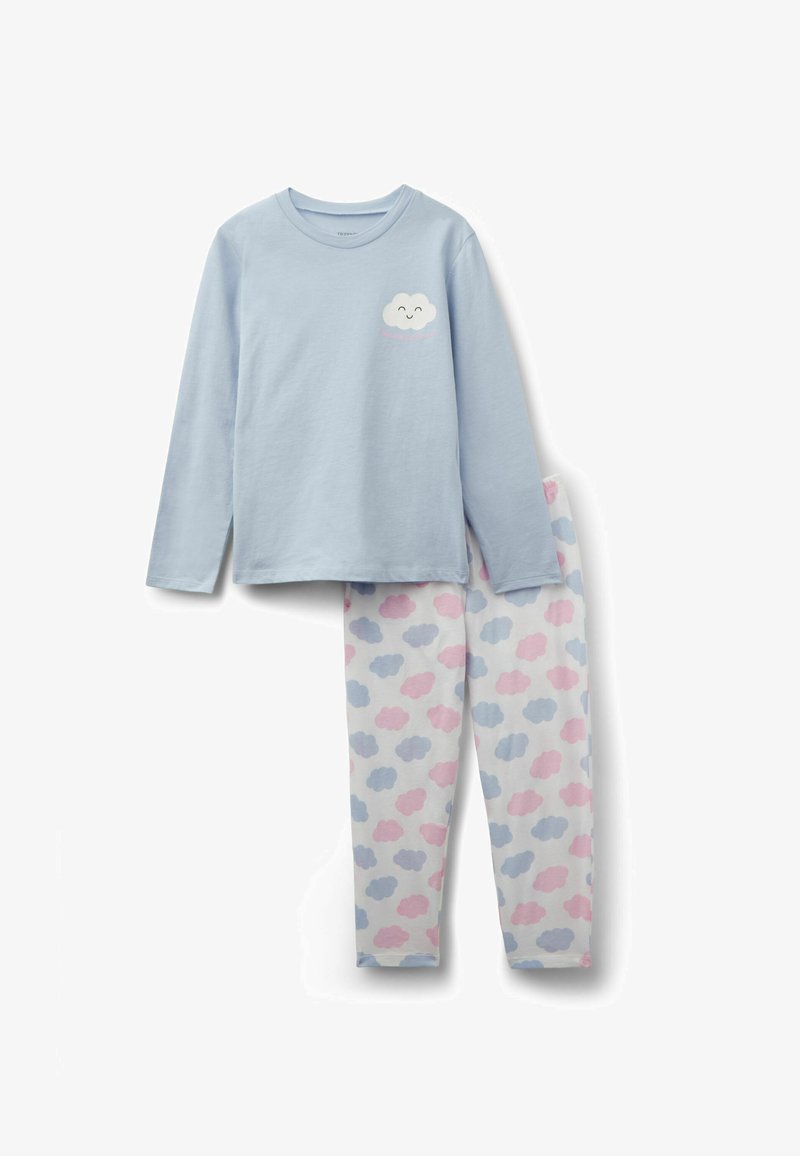 Hellblaues Langarmshirt für Kinder mit einer lachenden Wolkengrafik, kombiniert mit weißen Hosen, die mit rosa- und blaufarbenen Wolkenmustern bedeckt sind.