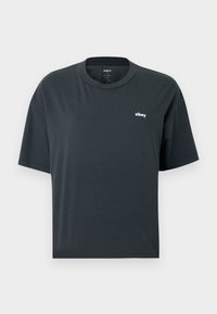 Svart unisex T-skjorte med korte ermer, liten hvit "obey"-logo på venstre bryst og rund hals.