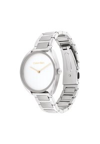 Reloj de acero inoxidable plateado con una esfera redonda, esfera blanca, marcadores de hora dorados y una pulsera de eslabones pulidos. Cuenta con un cierre oculto.