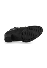 Bottine noire avec un petit talon bloc, tige en cuir lisse et semelle extérieure en caoutchouc texturé dotée d'un motif pour une meilleure traction.
