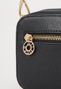 Tommy Hilfiger DISTINCT CAMERA BAG - Cross body bag - black
