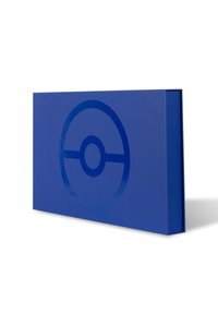Caja rectangular azul con un símbolo de Poké Ball brillante y elevado centrado en uno de los lados, en posición vertical sobre un fondo blanco.