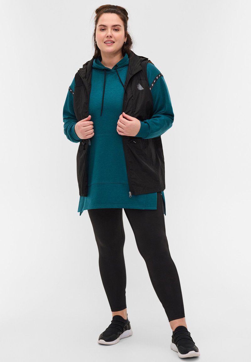 Damen Leichte Jacken | Active by Zizzi WITH ADJUSTABLE WAIST Weste black/schwarz - CS53114 Damen Leichte Jacken | Active by Zizzi WITH ADJUSTABLE WAIST Weste black/schwarz - CS53114
