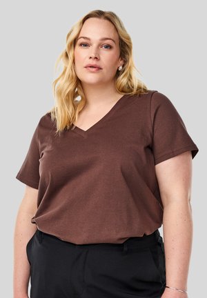 T-shirt marrone a maniche corte con scollatura a V, realizzato in tessuto morbido, caratterizzato da una vestibilità rilassata. Indossato con pantaloni neri, dal design minimalista.