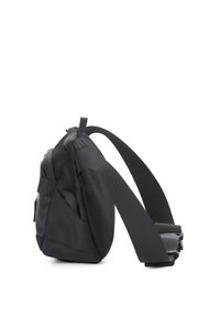Borsa a tracolla in nylon nero con design affusolato, tracolla regolabile, chiusura con zip e superfici texture. Presenta una tasca laterale per oggetti piccoli.