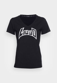 Czarny bawełniany T-shirt z dekoltem w serek, z wyraźnym białym logo graficznym z detalem gwiazdy. Materiał wydaje się miękki i swobodny.