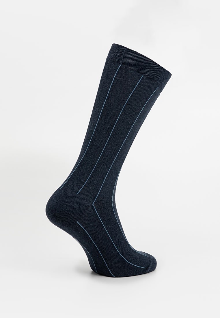 Marineblaue Socken mit vertikalen Streifen in einem helleren Blau. Hergestellt aus einem glatten Stoff, mit einem gerippten Bündchen und einer standardmäßigen Crew-Länge.