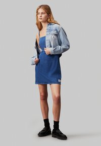 Calvin Klein Jeans CUT OUT - Haljina od trapera - denim medium