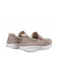 Scarpe slip-on beige con tomaia in rete testurizzata, suola bianca e accenti sottili. Presentano un colletto elastico per una facile calzata e comfort.