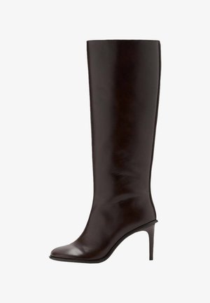 Bottes hautes en cuir marron avec un design élégant, un bout pointu et un talon fin et haut. Texture lisse avec des détails de couture minimaux.