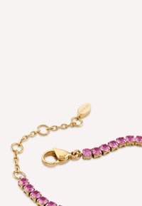 Bracciale color oro dotato di chiusura, adornato con cristalli rosa incastonati in un design lineare elegante, con una catena di estensione per una vestibilità regolabile.