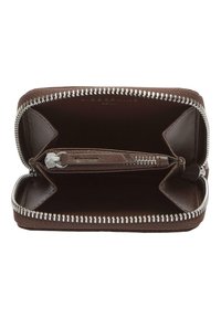 Brązowy skórzany portfel z zamkiem błyskawicznym, gładkim wnętrzem, jednym miejscem na kartę oraz metalowym zamkiem z srebrnymi akcentami.