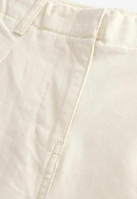 REGULAR FIT - BARREL   - Auduma bikses - ivory