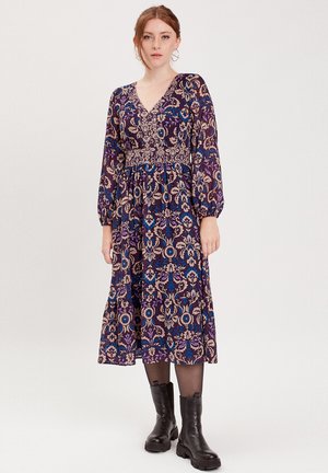 IN TRAPEZFORM MIT V-AUSSCHNITT - Day dress - bordeaux