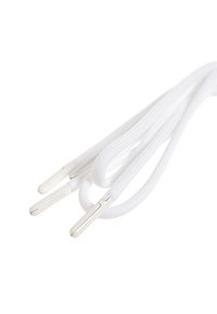 Lacci bianchi con una finitura testurizzata, dotati di terminali in metallo ad entrambe le estremità. I lacci sono piatti e di forma rotonda.