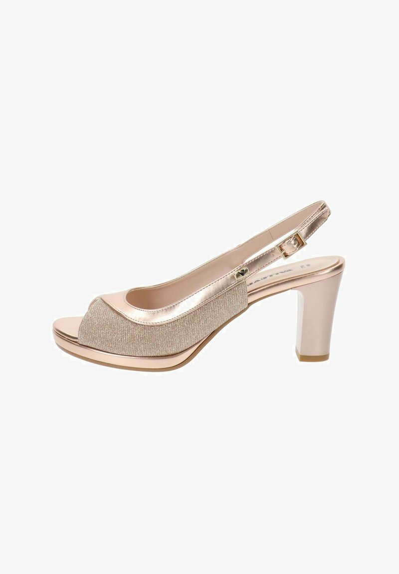 Sandały na obcasie peep-toe w błyszczący kolorze szampana. Posiadają teksturowaną cholewkę, metaliczne akcenty oraz masywny obcas.
