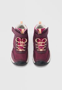 Υψηλά αθλητικά παπούτσια σε μπορντό χρώμα με ύφασμα από δίχτυ, καουτσούκ σόλα, κορδόνια σε αντιθετικό ρο δακινί χρώμα και ιμάντα με βέλκρο για ασφαλή εφαρμογή.