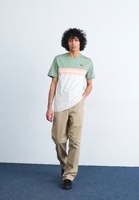 Ellesse ATREI TEE - T-shirts print - green/off white