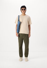 GAP STRAIGHT ESSENTIAL EASY PANT - Nadrágok - black moss