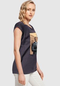 Merchcode GRAND DENVER EXTENDED SHOULDER TEE - T-shirts med print - navy
