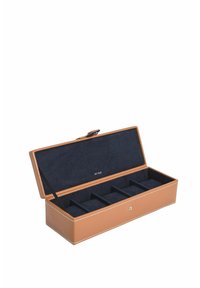 Caja de joyería de cuero marrón con un interior de ante azul marino, que cuenta con cinco compartimentos y un cierre a presión plateado. Acabado exterior suave.