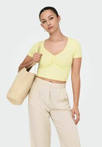 ONLY ONLBETTY - T-shirt con stampa - double cream