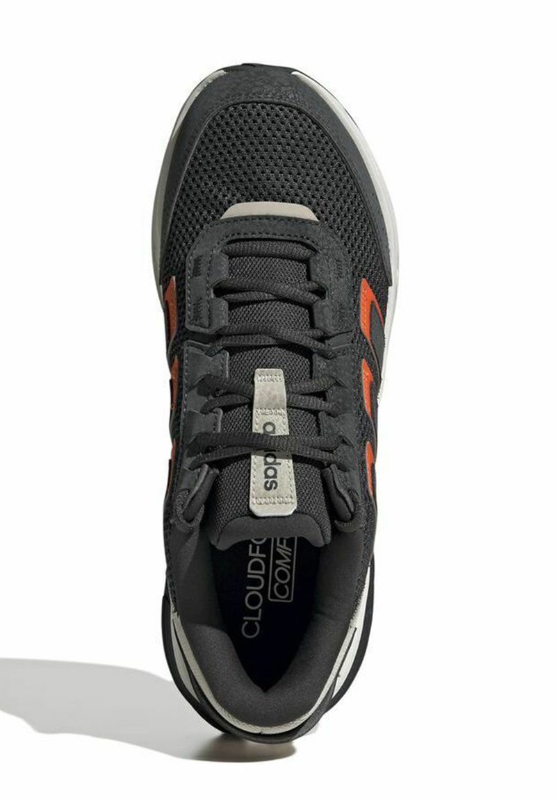 Scarpa da atletica nera con tomaia in mesh, dettagli arancioni e componenti grigie. Presenta un colletto imbottito e un design tradizionale con lacci.