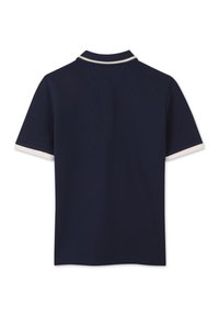 Marineblauwe polo met een gestructureerde stof, korte mouwen en een kraag en mouwomslagen met witte strepen. De achterzijde toont een schone, eenvoudige vormgeving.