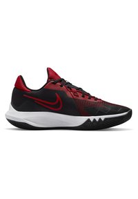 Buty sportowe Nike charakteryzują się czarno-czerwonym schematem kolorystycznym, teksturowaną cholewką, zapięciem na sznurówki oraz białą podeszwą środkową z wzorzystą czarną podeszwą zewnętrzną.