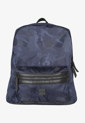 Tumesinine kamuflaažiga seljakott, millel on sile kangas, must nahast tasku tõmbluku jaoks, ülemine käepide ja reguleeritavad õlapaelad.