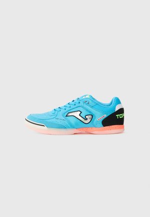 Zapatilla deportiva azul con un upper texturizado, acentos negros, logo reflectante y suela rosa. Cuenta con un sistema de cordones y un collar acolchado.