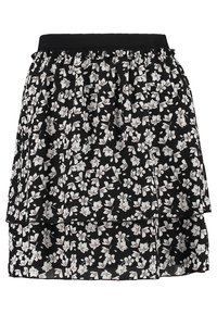 Falda negra con un diseño en capas, con una cintura fruncida. Patrón de flores blancas en todo su diseño, confeccionada en una tela ligera.