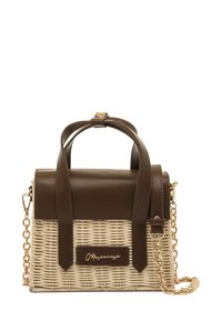 Braunes Lederoberteil mit gewebtem beigem Untergrund, goldfarbener Kettenriemen und dekorativem vorderem Plättchen. Strukturierte Form mit sicherem Verschluss.