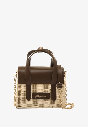 Haut en cuir marron avec base tissée beige, bandoulière en chaîne dorée et plaque décorative à l'avant. Forme structurée avec une fermeture à boucle sécurisée.