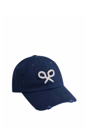 Gorra de béisbol azul marino con pequeñas áreas desgastadas y símbolo de tijeras bordado en blanco en el panel frontal.